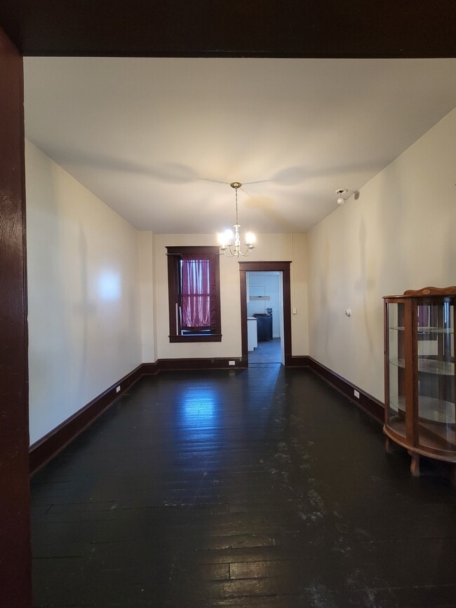 Building Photo - 603 E Spruce St