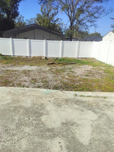 Building Photo - 8114 N Edison Ave
