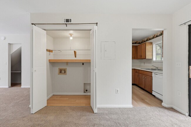 Building Photo - Southfork Oaks Condo