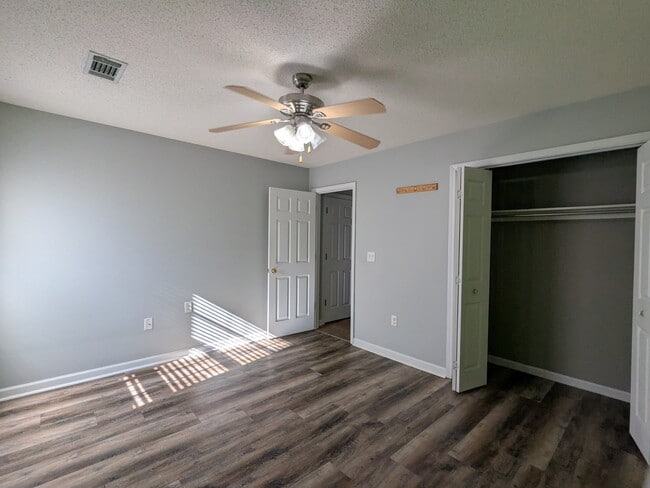 Building Photo - 1515 Hall Way