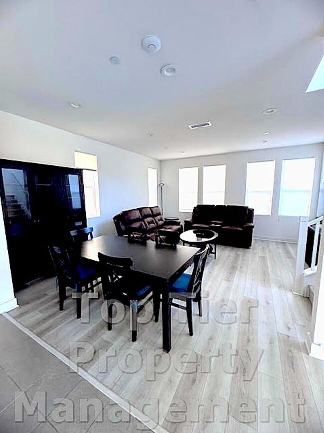 Building Photo - Beautiful & Modern 3 bed/ 3.5 bath/ 2,029 Sqft Condo with amazing Views in Carroll Canyon- Availa...