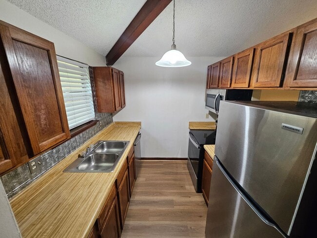 Building Photo - $1150 - 2/2 -Jefferson Square - Updated Unit!