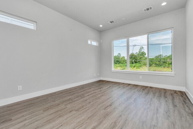 Building Photo - 5818 Burt St