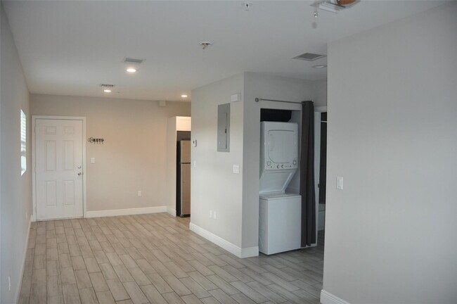 Building Photo - 1216 NW 6th Ct