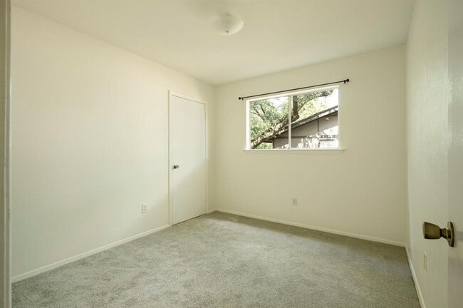 Building Photo - 9404 Shady Oaks Dr
