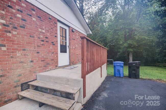 Building Photo - 421 E McLelland Ave
