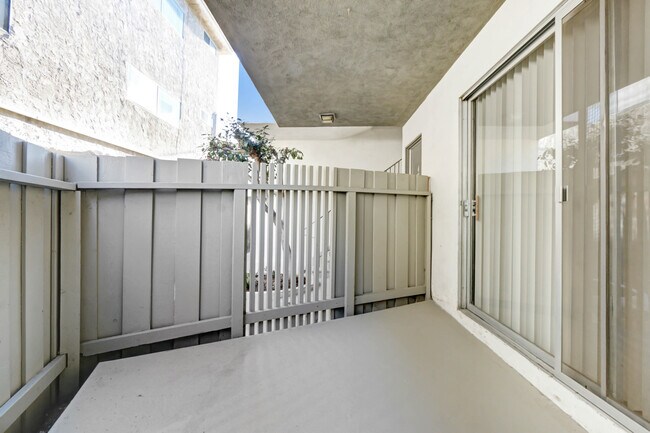 Building Photo - 3625 Mentone Ave