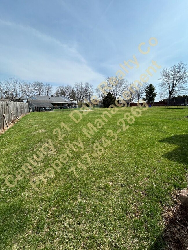 Building Photo - 3 BR, 1.5 Baths, 1 car garage Dover PA