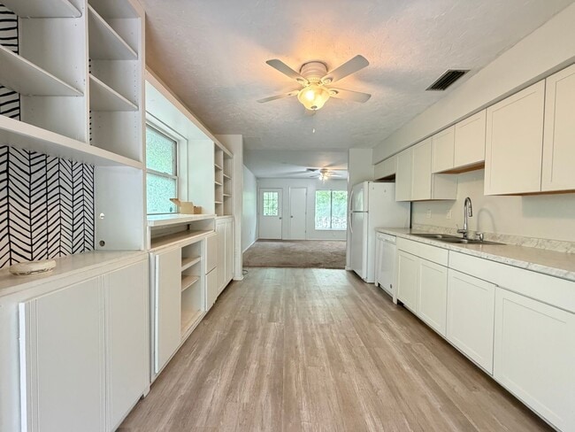 Building Photo - Available Now! 2 Bed, 1 Bath Duplex