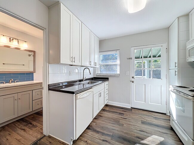 Building Photo - 742 E Church Ave