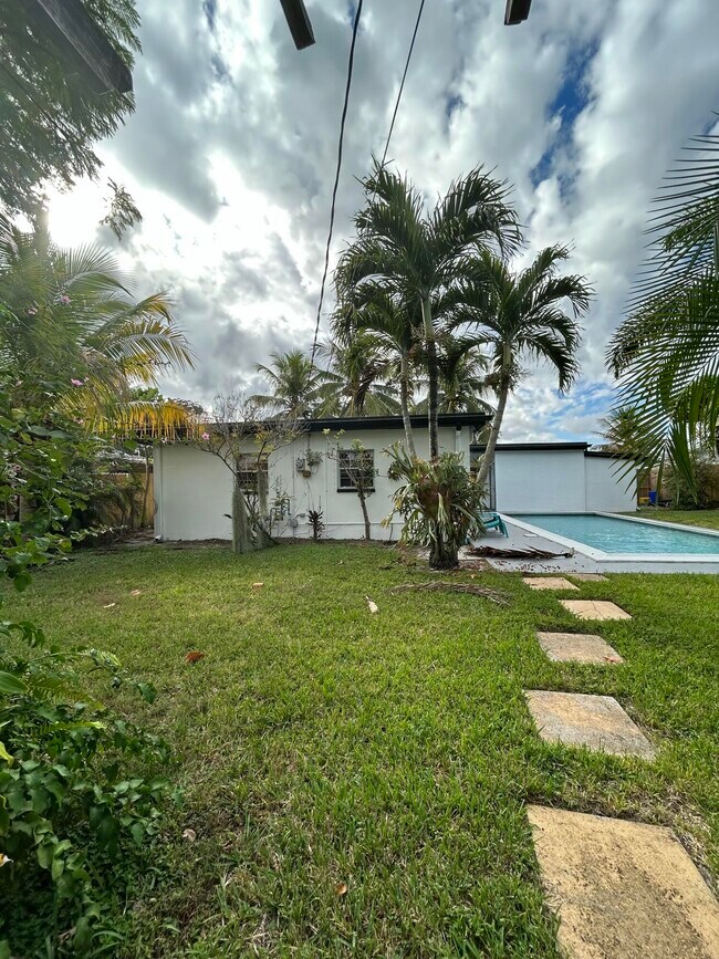 Building Photo - 5839 Daphne Dr