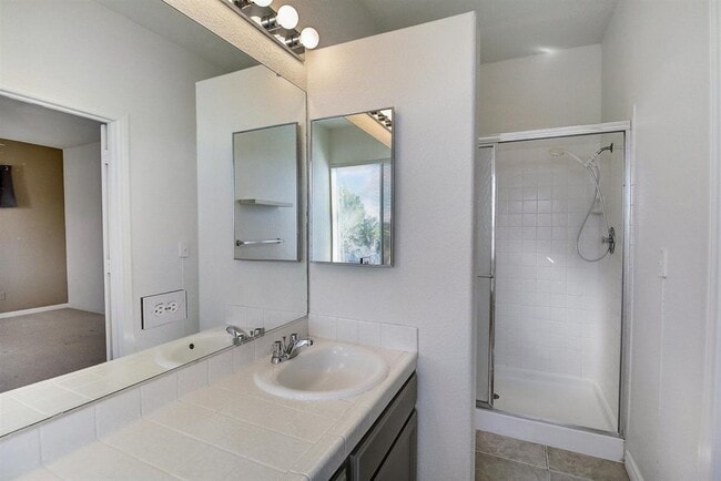 Building Photo - Beautiful 3 Bedroom, 2 Story Home in the Heart of Summerlin!