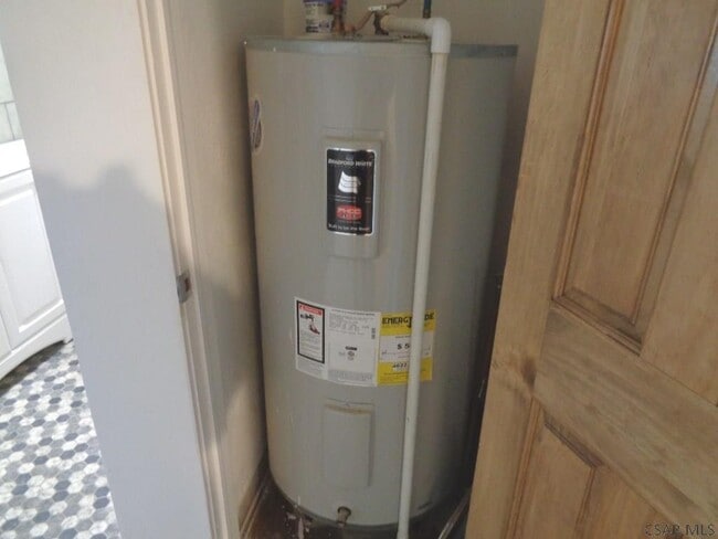 Building Photo - 626 Evergreen St