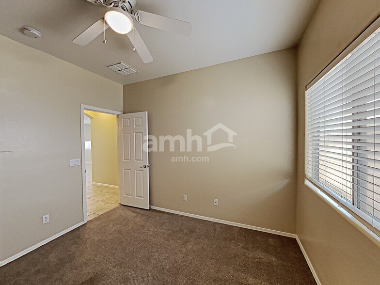 Building Photo - 850 W Vineyard Plains Dr