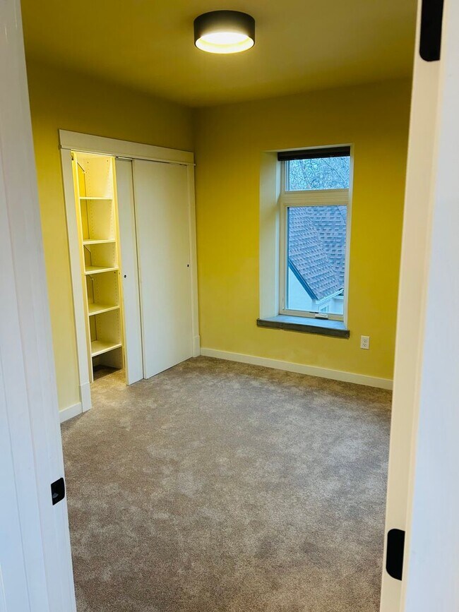 Building Photo - 605 Alderson Ave