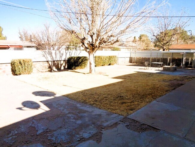 Building Photo - Exquisite Single Level Upper Valley Home With Refrigerated Air Located In Quiet Neighborhood