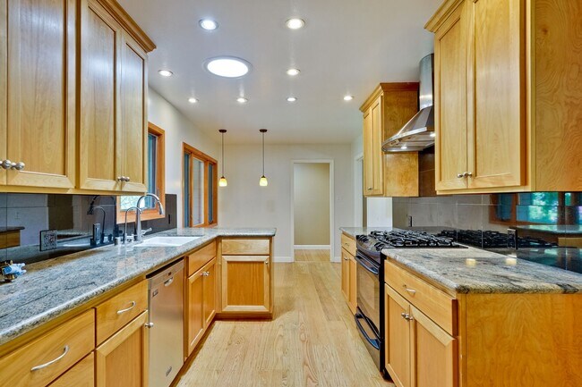 Building Photo - Excellent 3 Bedroom 2 Bath In A Great Neig...