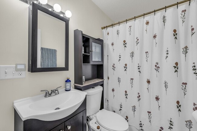 Building Photo - 306-306 Glenwood Cir