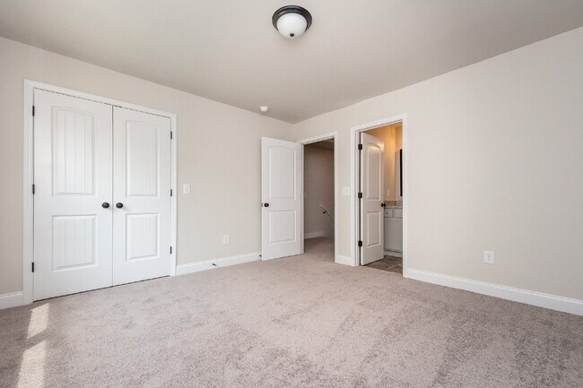 Building Photo - Elegant 2BR/2.5BA Townhome minutes from Downtown Greenville and walking distance to Swamp Rabbit ...