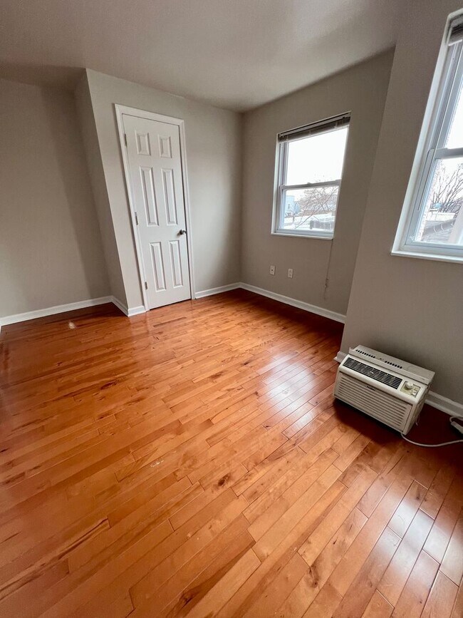 Building Photo - Stunning 4-Bedroom Townhouse in North Phil...