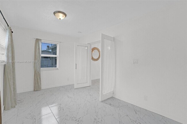 Building Photo - 3431 NW 5th Pl