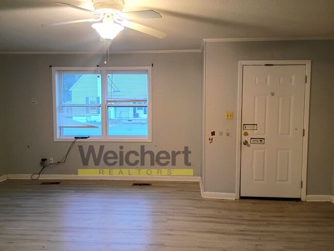 Building Photo - Convenient 3BR/1.5BA Duplex Near Schools and Shopping