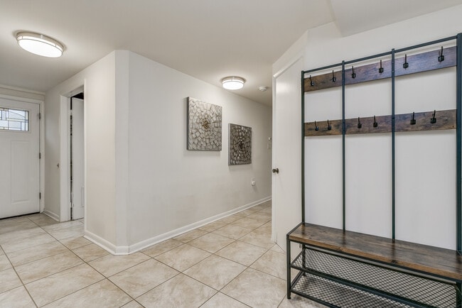 Building Photo - 2129 Patrick Henry Dr