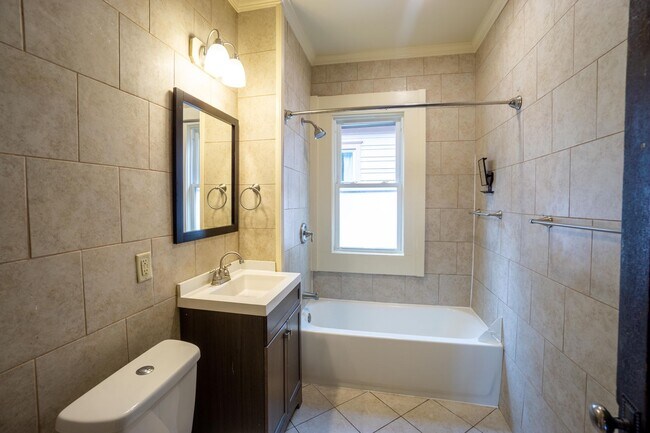Building Photo - 7/1/26 Bright and Spacious Apartment Close...
