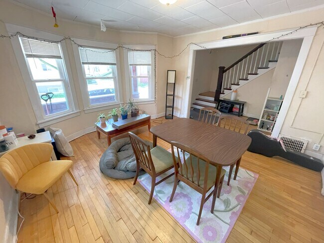 Building Photo - 1318 St James Ct