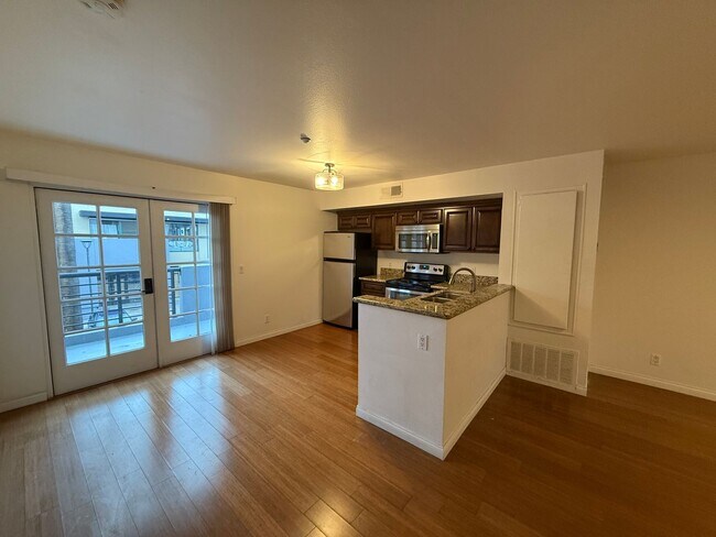 Building Photo - 1090 University Ave