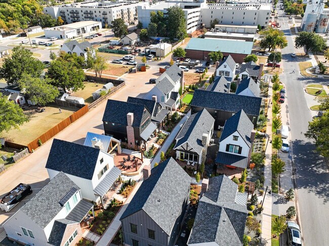 Building Photo - 225 W 1st St