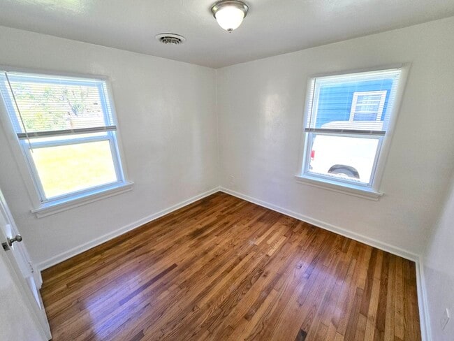 Building Photo - CHARMING 2 BEDROOM SINGLE FAMILY