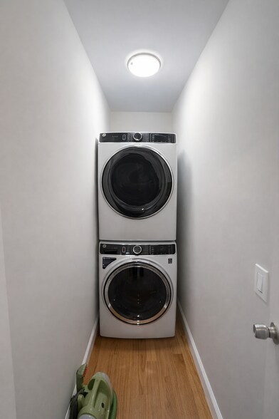 Building Photo - 910 E 4th St