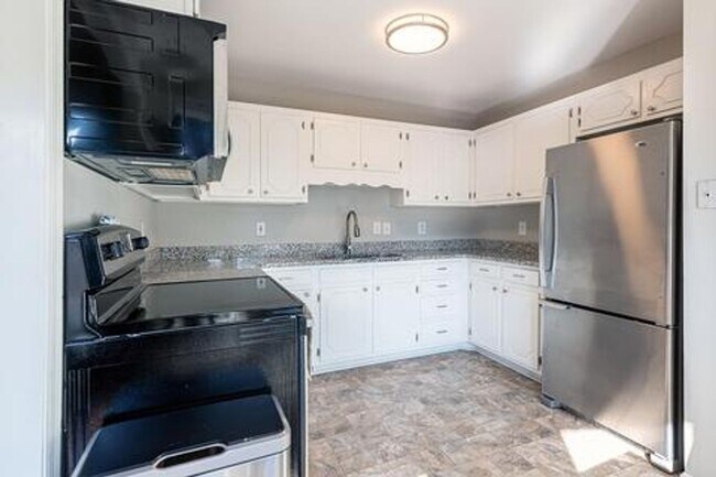 Building Photo - Harpeth Woods Home with Large Fenced in Ya...