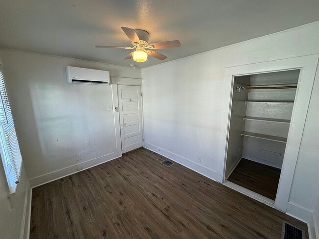 Building Photo - 715 W 6th St