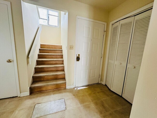 Building Photo - 3 Bedroom 2.5 Bath Townhouse