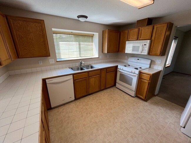 Building Photo - Large 3 Bed/2.5 Bath Located in Providence Neighborhood