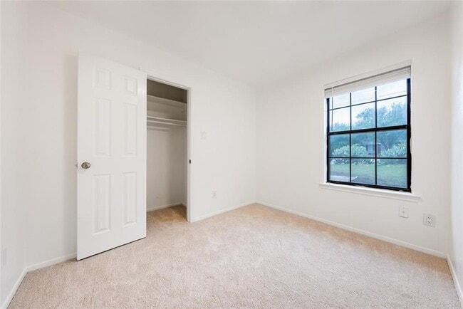 Building Photo - 1702 Ireland Dr