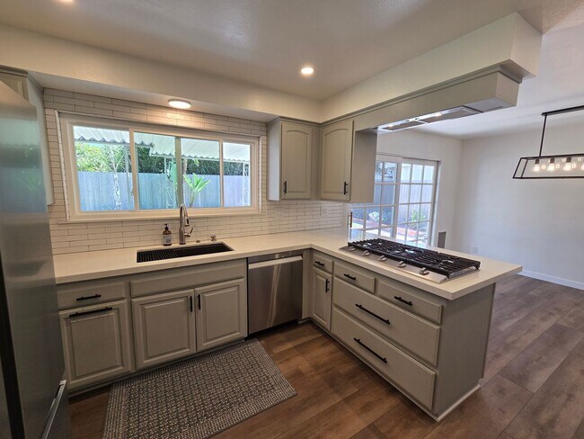 Building Photo - E. Ventura 4+2.5 Single Family Home w/ man...