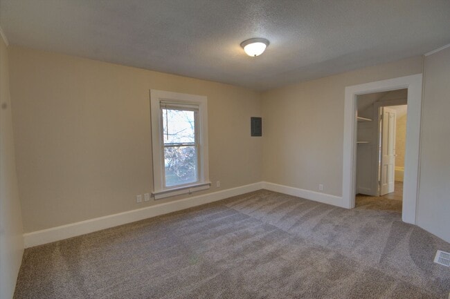 Building Photo - SL POS929