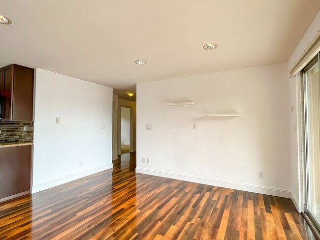 Building Photo - Waterfront 2bd/1bth Condo Downtown Kirklan...