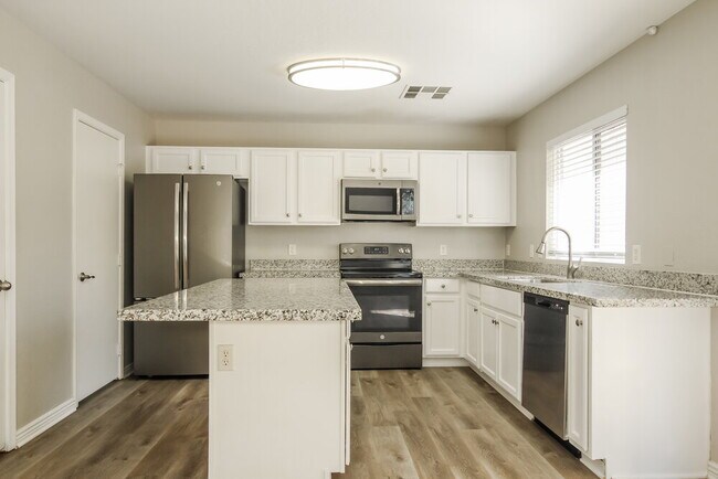 Building Photo - 668 E Colt Ct