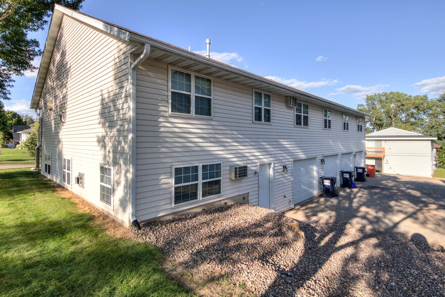 Building Photo - 627 Maple St