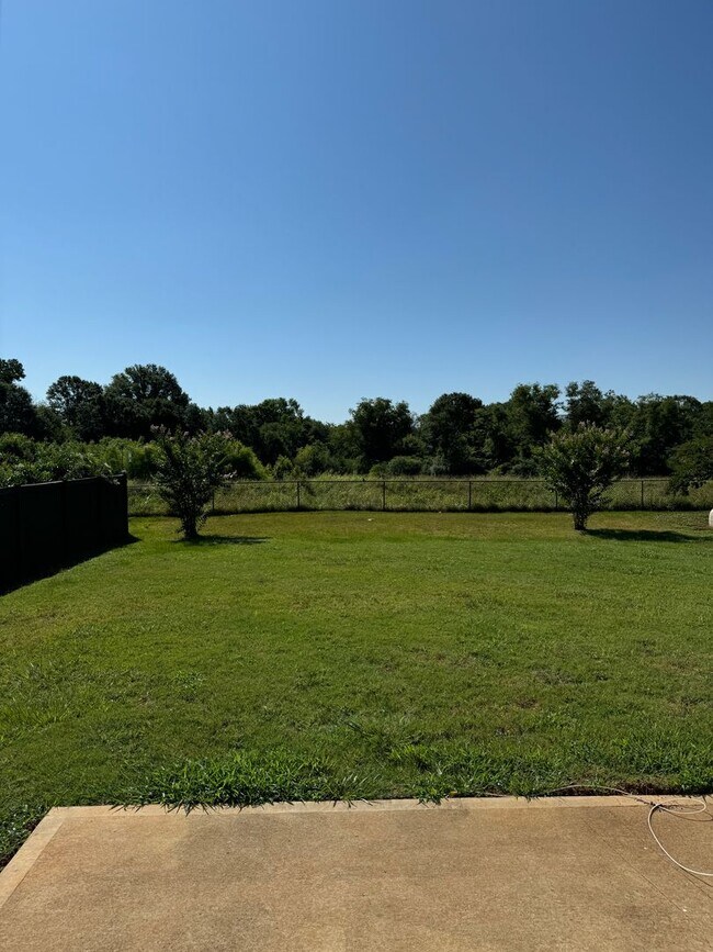 Building Photo - Price & Location!