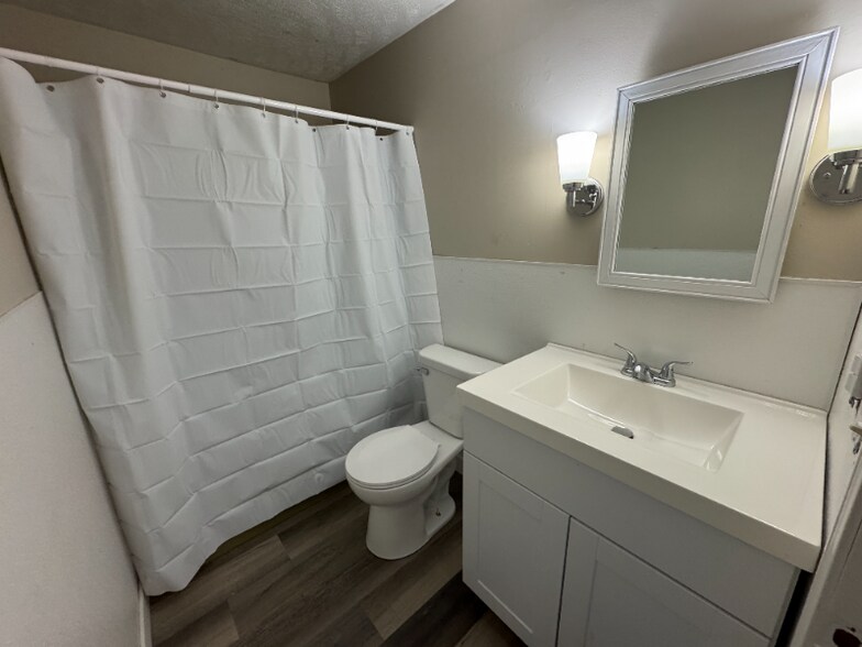 Building Photo - 1057 Delphi Ave