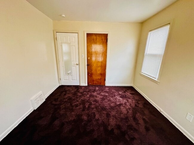 Building Photo - 3 Bedroom 1 Bath For Lease Section 8 Ready