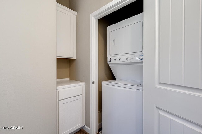 Building Photo - 1367 S Country Club Dr