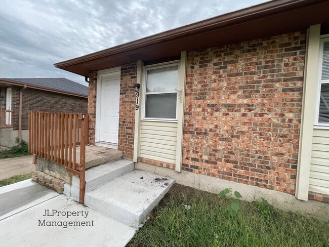 Building Photo - 931 SW Kingscross Rd