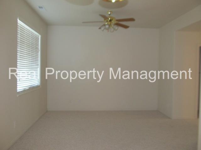 Building Photo - 3 Bedroom Townhome in Smithfield.  Available for August move in!