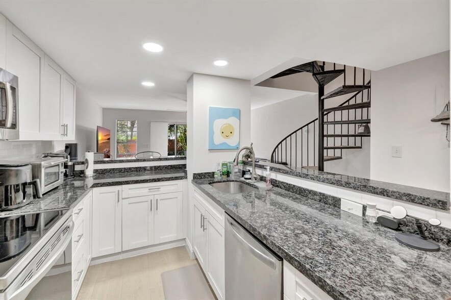 Building Photo - 640 Tennis Club Dr